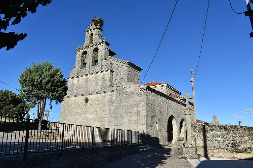 Kirche von San Paio in Argañín mit Turm und Steinfassade.