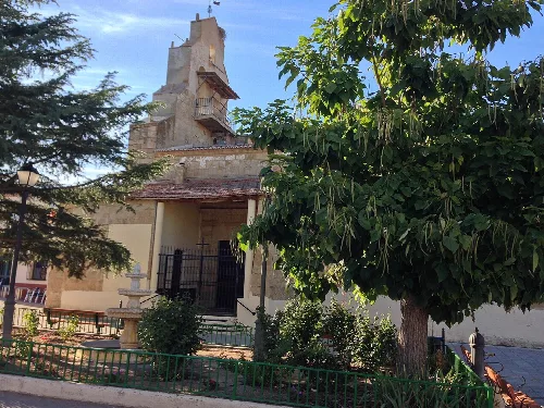 Südliche Seitenwand mit dem Eingang zur Kirche in Jambrina, Zamora.