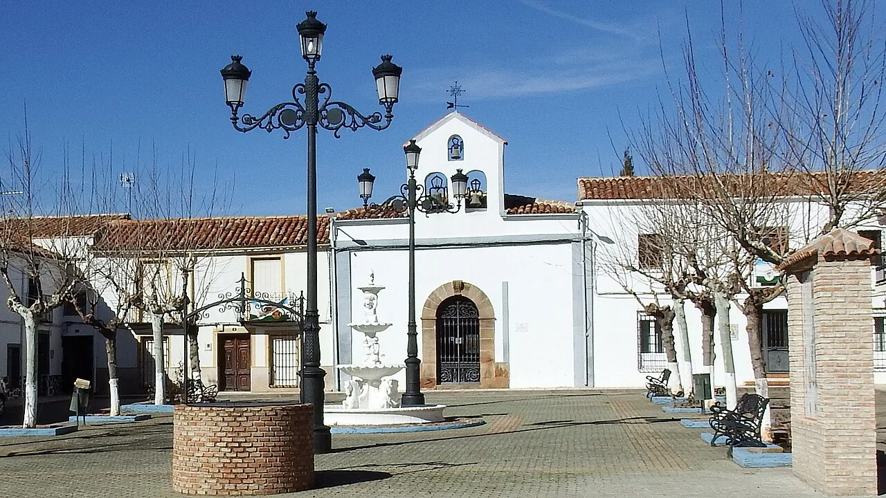 Weiße Kirche mit Glockenturm in Montizón, Jaén, Spanien.