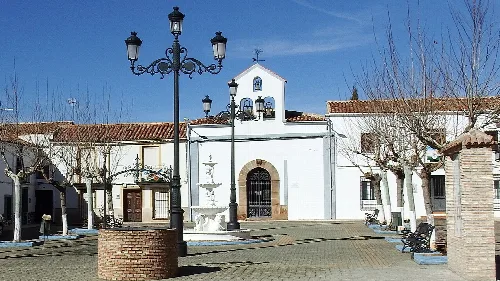 Weiße Kirche mit Glockenturm in Montizón, Jaén, Spanien.