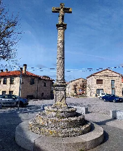 Stone cross with circular base and column in Castrillo del Val.