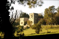 Vista del Pazo de Meirás con su torreón y jardines en Sada.