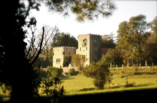 Blick auf den Pazo de Meirás mit Turm und Gärten in Sada.