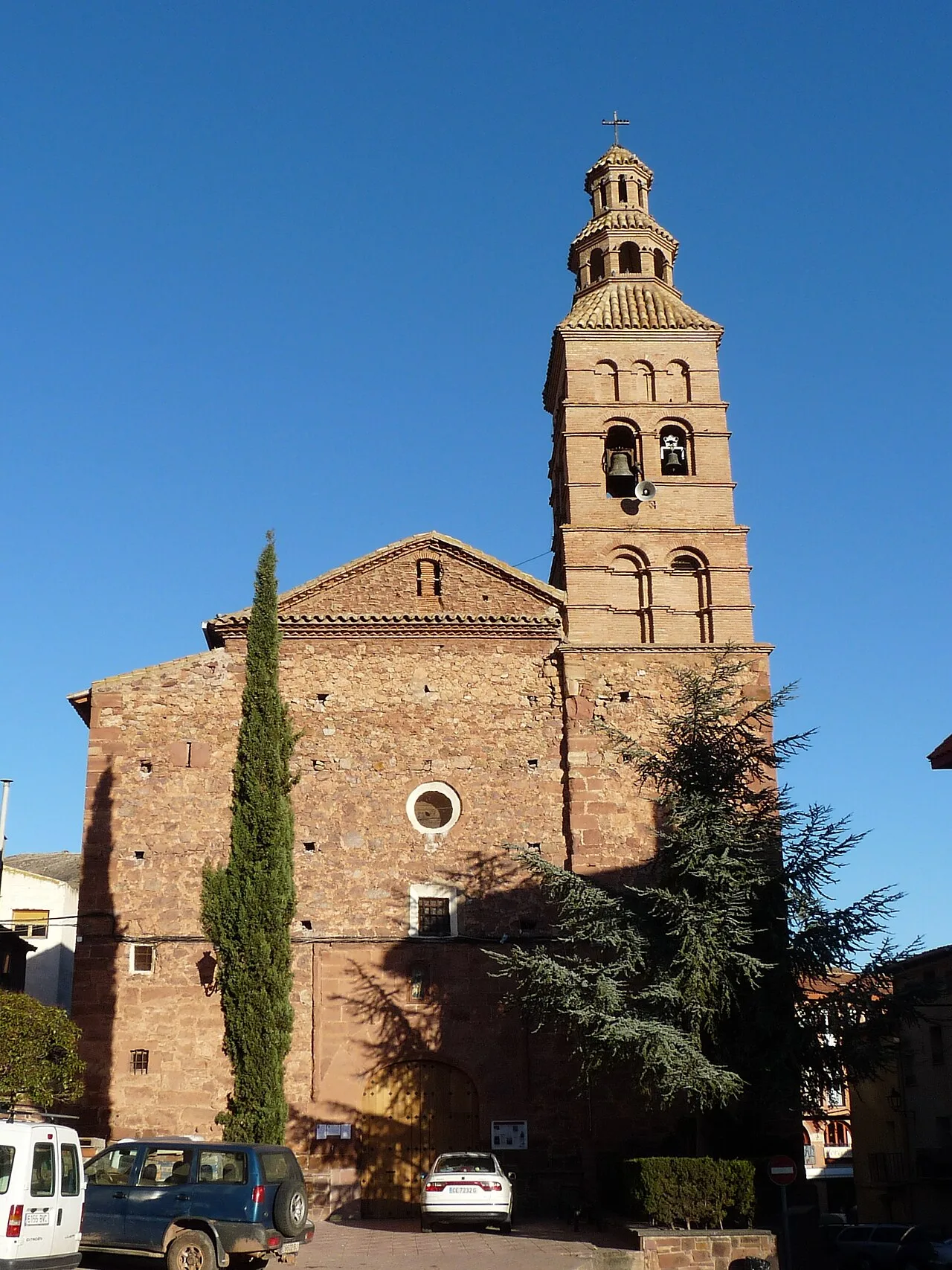Santa Ana Kirche mit Turm in Brea de Aragón.