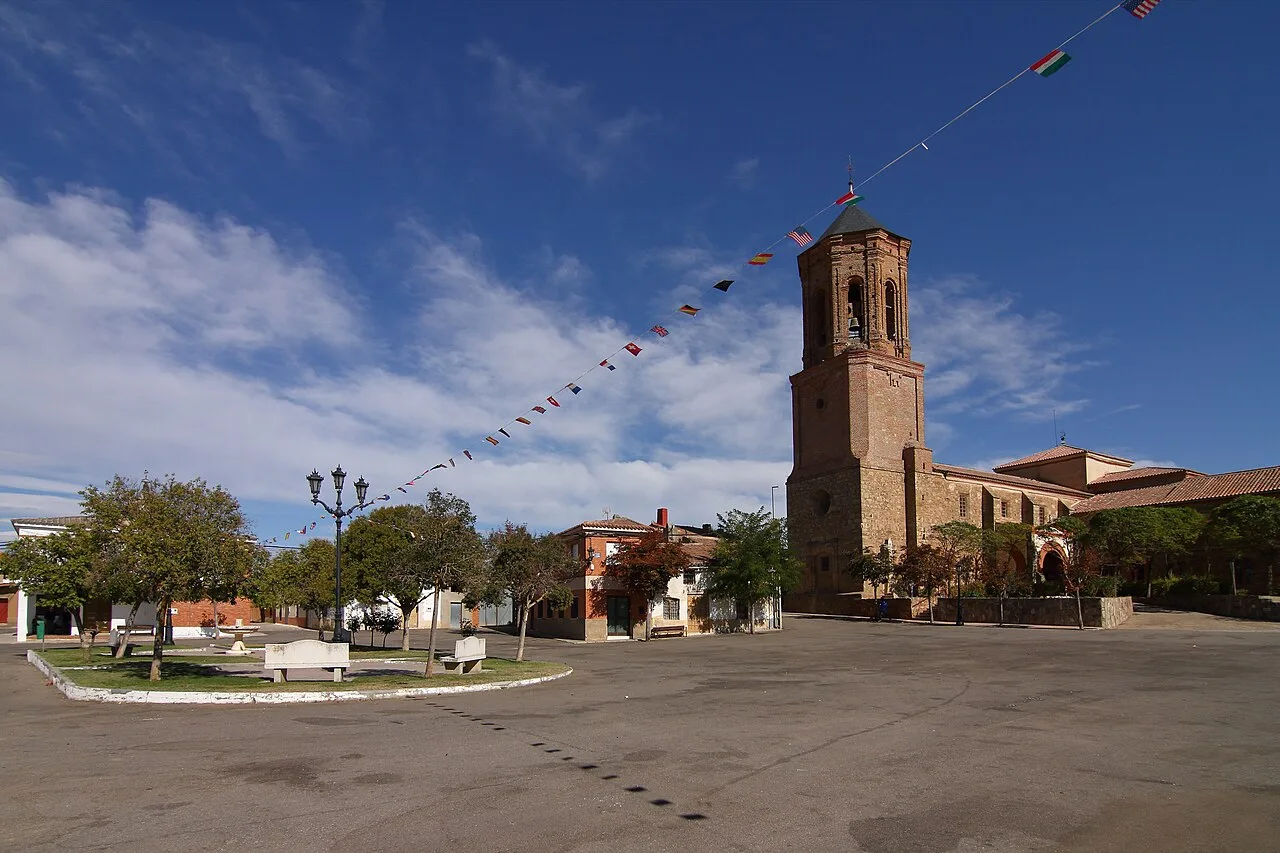 Plaza de España in Villarrín de Campos mit Kirche und Bändern.