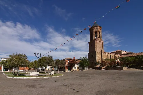 Plaza de España in Villarrín de Campos mit Kirche und Bändern.