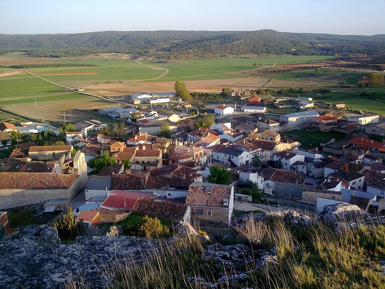 Luftaufnahme eines Dorfes mit Häusern und grünen Feldern in Cuenca.
