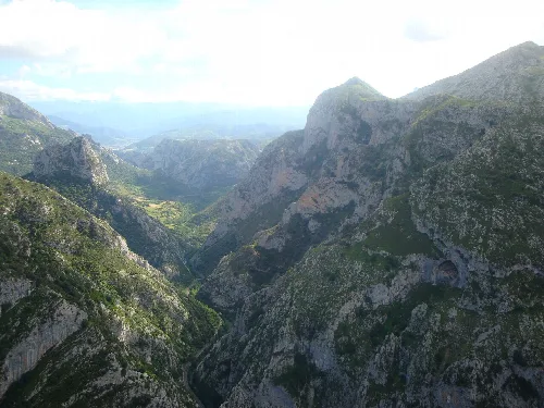 Paisaje de montañas y cañones en el desfiladero de La Hermida.
