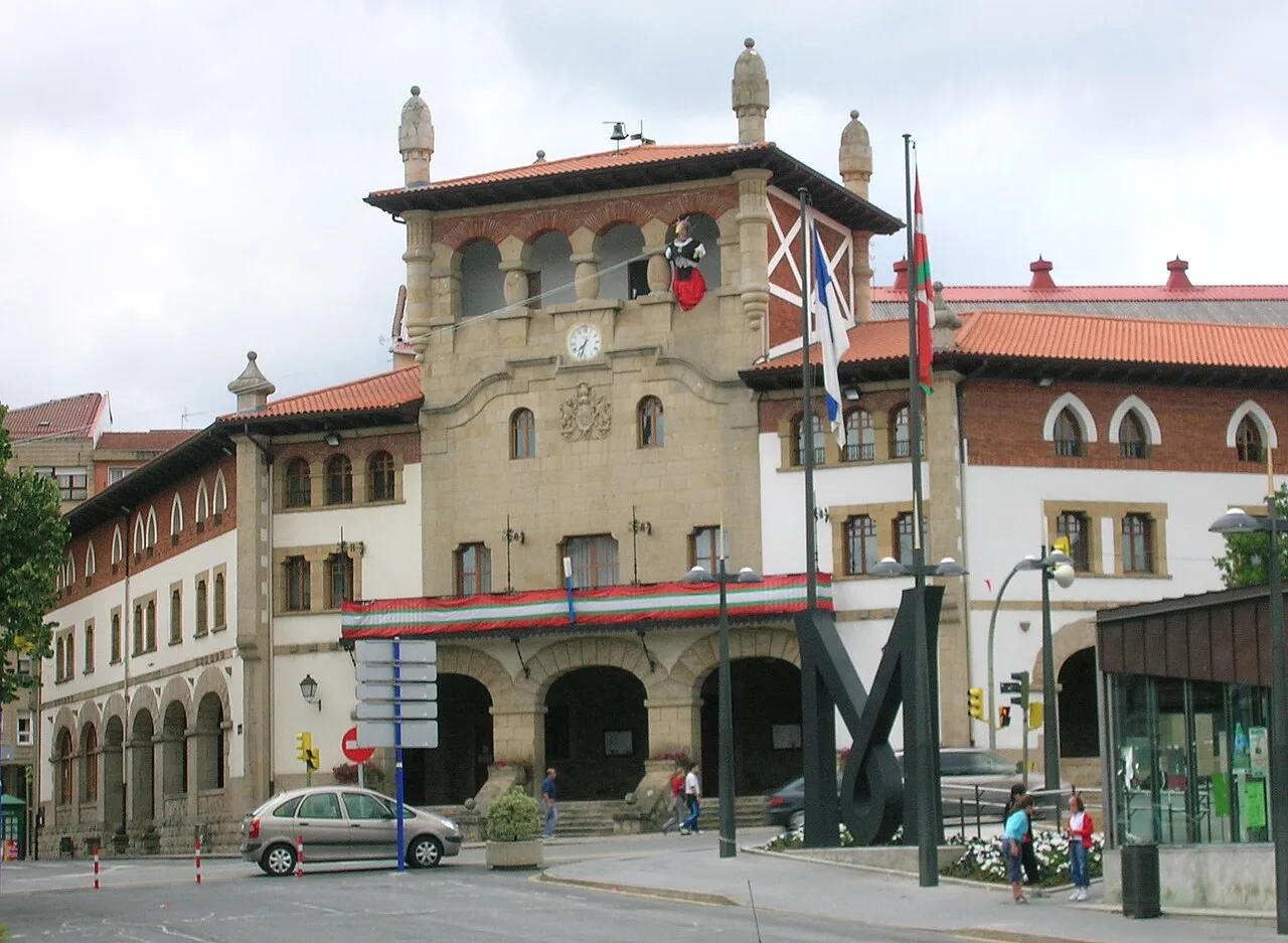 Mungia Rathaus mit Flaggen und Steinfassade.