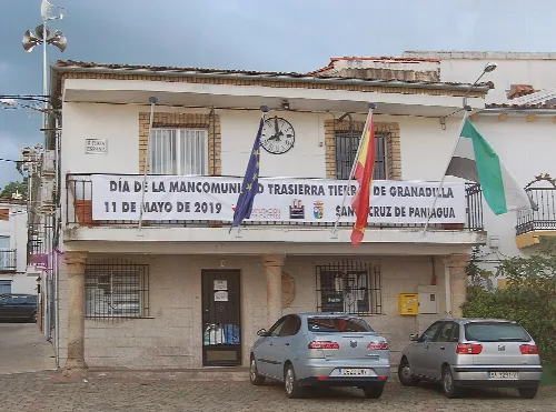 Gebäude mit Flaggen und Banner in Santa Cruz de Paniagua.