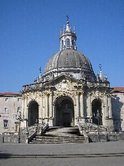 Fachada del santuario con escalera y cúpula en Azpeitia.