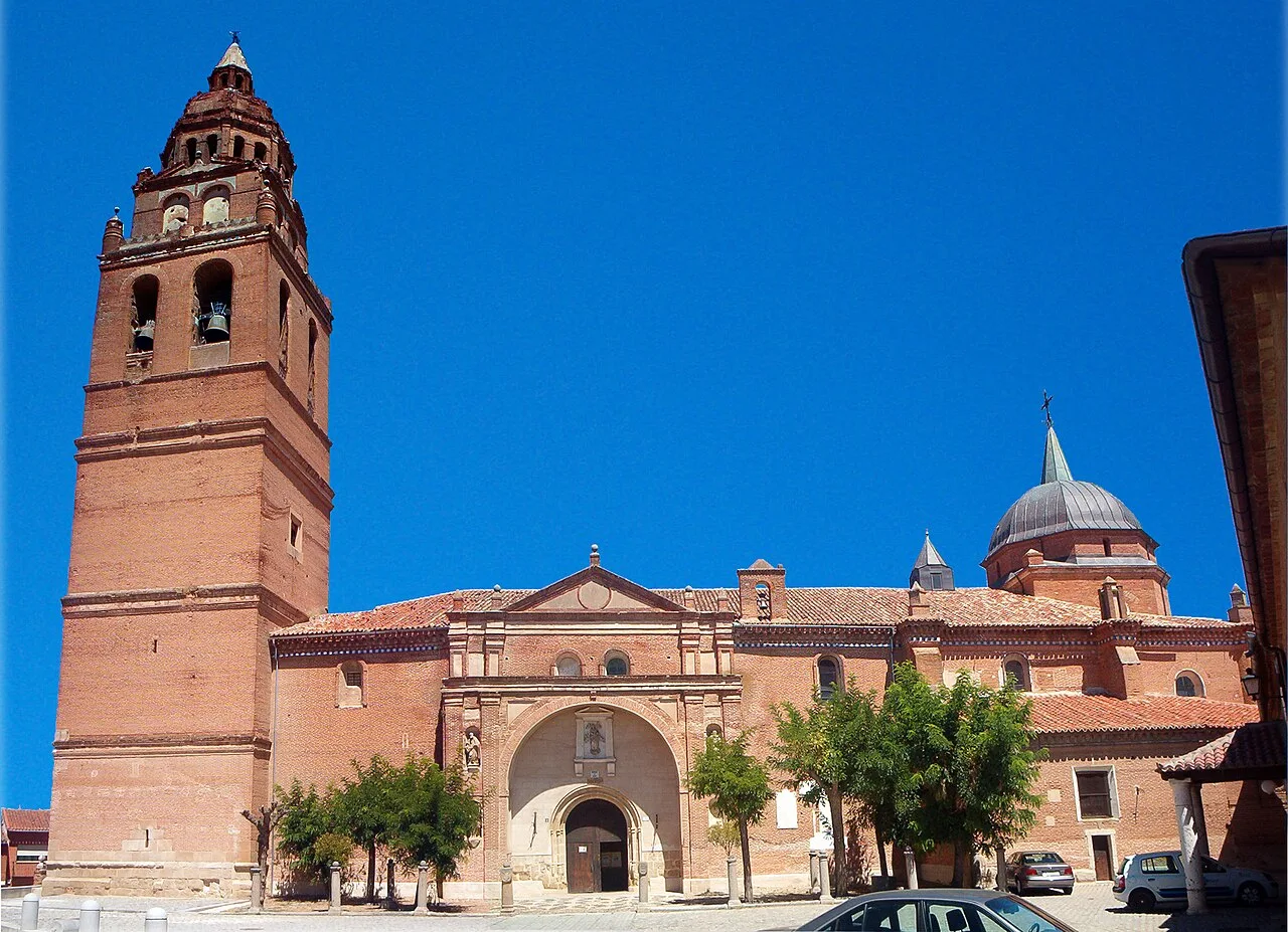 Kirche Santa María mit Turm und Kuppel in Alaejos, Valladolid.