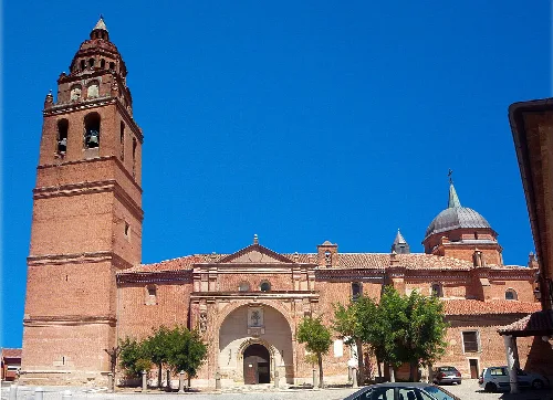 Iglesia de Santa María con torre y cúpula en Alaejos, Valladolid.