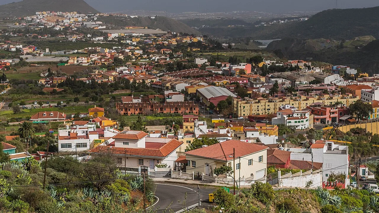 Houses and hills in Valsequillo de Gran Canaria.