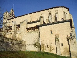 Iglesia de Santa María en Salvatierra de Álava con torre y muros de piedra.