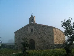 Kleine Steinkirche mit Glockenturm in Malpartida de Cáceres.