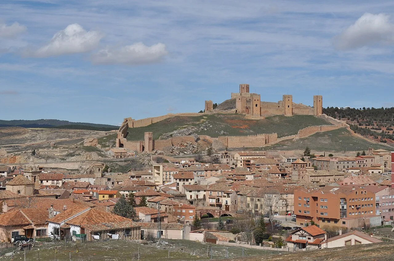 Panoramablick auf Molina de Aragón mit Burg auf dem Hügel.