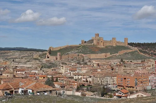 Panoramablick auf Molina de Aragón mit Burg auf dem Hügel.