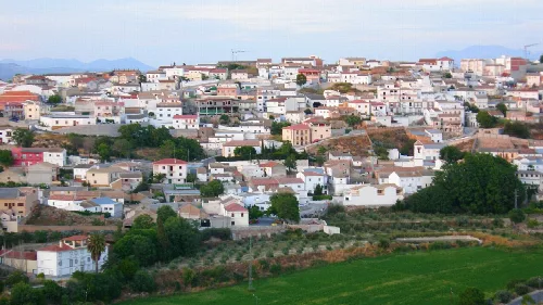 Blick auf weiße Häuser auf einem Hügel in Moraleda de Zafayona, Granada.