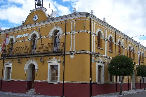 Edificio del ayuntamiento de Matapozuelos con reloj y balcones.