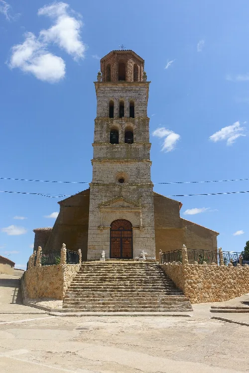 Iglesia de San Pelayo con torre y escalinata en Barcial de la Loma.