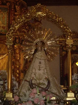 Virgen en una carroza dorada con flores en Recas, Toledo.