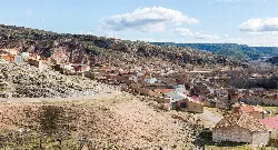 Pueblo de Trasobares con casas y colinas en Zaragoza.