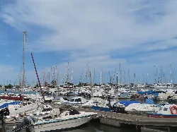 Boote und Anlegestellen im Sporthafen von Sant Carles de la Ràpita.