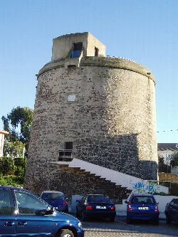 Steinturm in Punta Umbría mit Außentreppe.