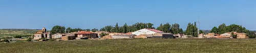 Ländliche Landschaft mit Häusern und Feldern in Alpanseque, Soria.