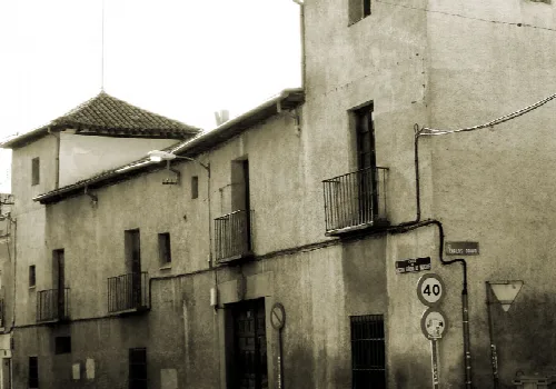 Altes Gebäude mit kleinen Fenstern und Balkonen in Fuencarral, Madrid.