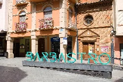 Schild mit blauen Buchstaben, die 'Barbastro' auf dem Marktplatz zeigen.