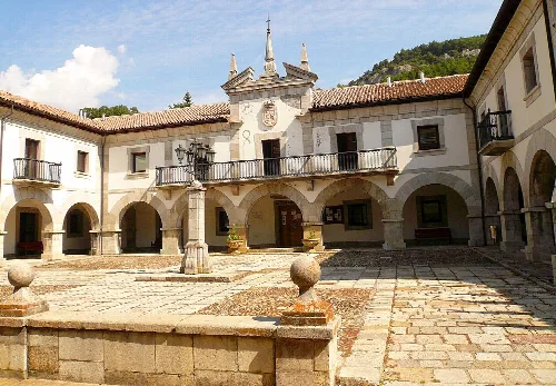 Platz mit Brunnen und Bögen in La Pola de Gordón, León.