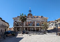 Rathaus mit Uhr und Glockenturm in Recas, Toledo, Spanien.