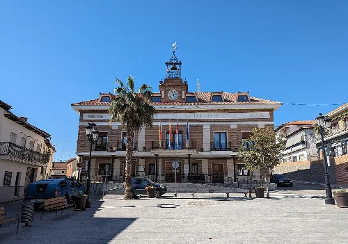 Rathaus mit Uhr und Glockenturm in Recas, Toledo, Spanien.