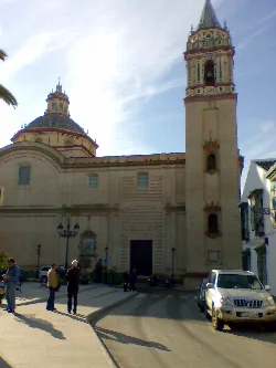Iglesia con torre y cúpula en Umbrete, Sevilla.