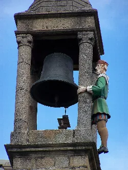 Glockenturm mit alter Mann Figur, die die Glocke in Plasencia schlägt