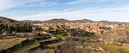 Blick auf Ágreda mit Straßen und Denkmälern in Soria.