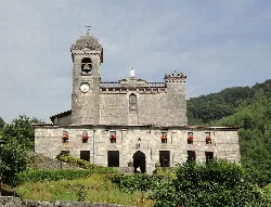 Iglesia de San Miguel con torre y campanario en Leitza.