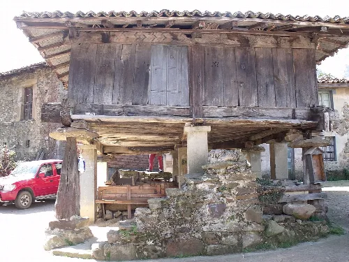 Hórreo de madera elevado sobre piedras en Felguera, Riosa.