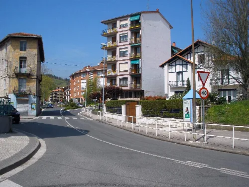 Straßen und Wohnhäuser in Elbarrena, Zizurkil.