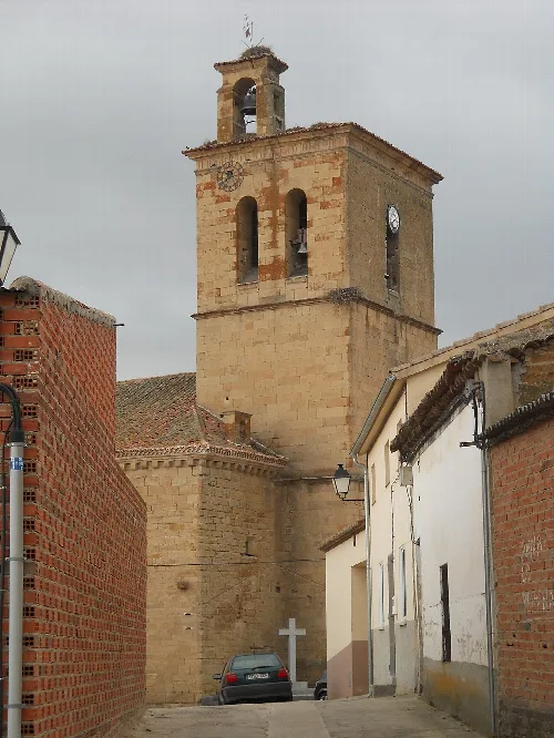 Torre de la iglesia de San Pedro Apostolo en Cantalpino, Salamanca.
