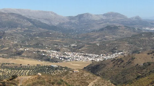 Landschaft mit Stadt und Bergen im Tal bei Riogordo.