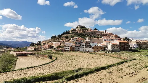 Panoramablick auf Culla mit Häusern und Hügeln an einem sonnigen Tag.