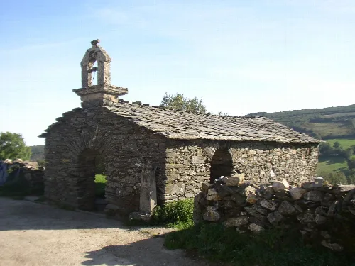 A la entrada de Biduedo se encuentra la Ermita de San Pedro.