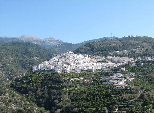 Weiße Häuser auf den Hügeln von Canillas de Albaida, Málaga.