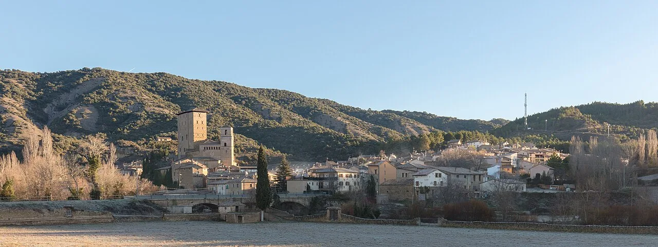 Paisaje de Biel con edificios y montañas en Zaragoza.