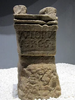 Steinener Altar mit Inschriften und römischen Überresten in Rasines.