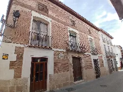 Edificio antiguo de ladrillos con balcones de hierro en Vélez-Rubio.