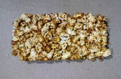 Barras de rositas de maíz prensadas, un dulce tradicional.